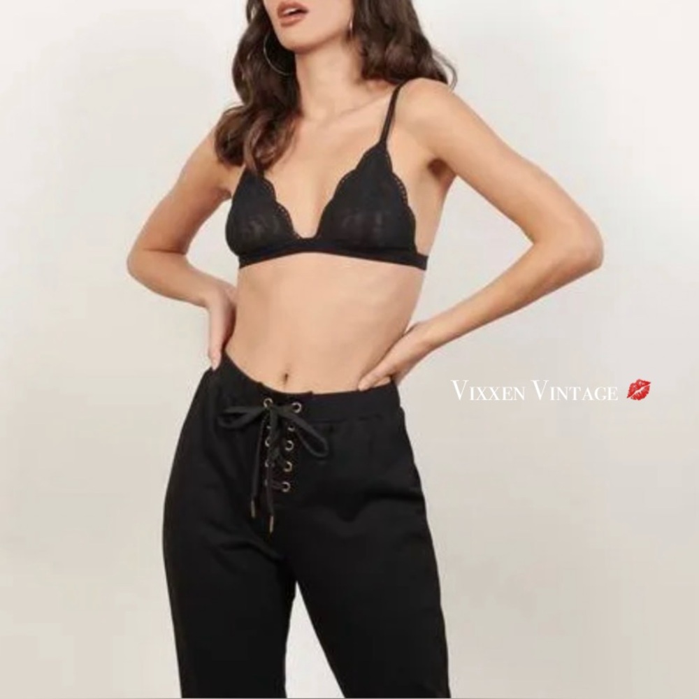 LACE TRIANGLE BRALETTE IN BLACK